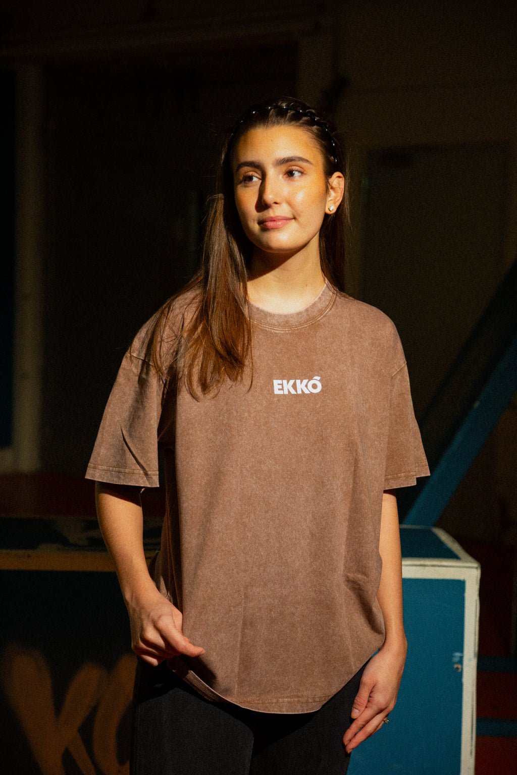 EKKÓ Ltd.Ed. NKH3D oversized tee, brunt — framman, stóandi