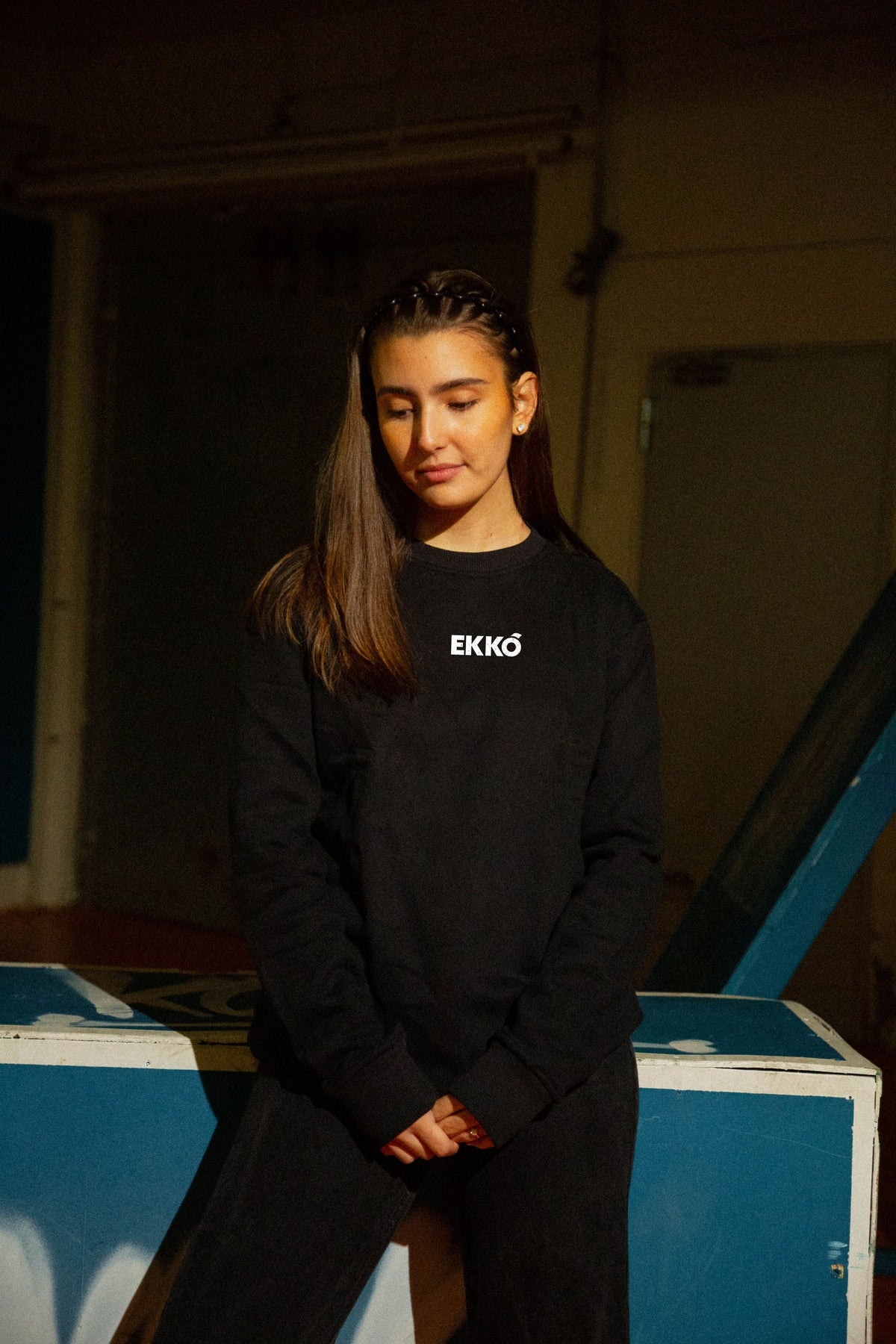 EKKÓ crewneck sweatshirt, svart — framman, nærmynd, prent "Ikki av tilvild"