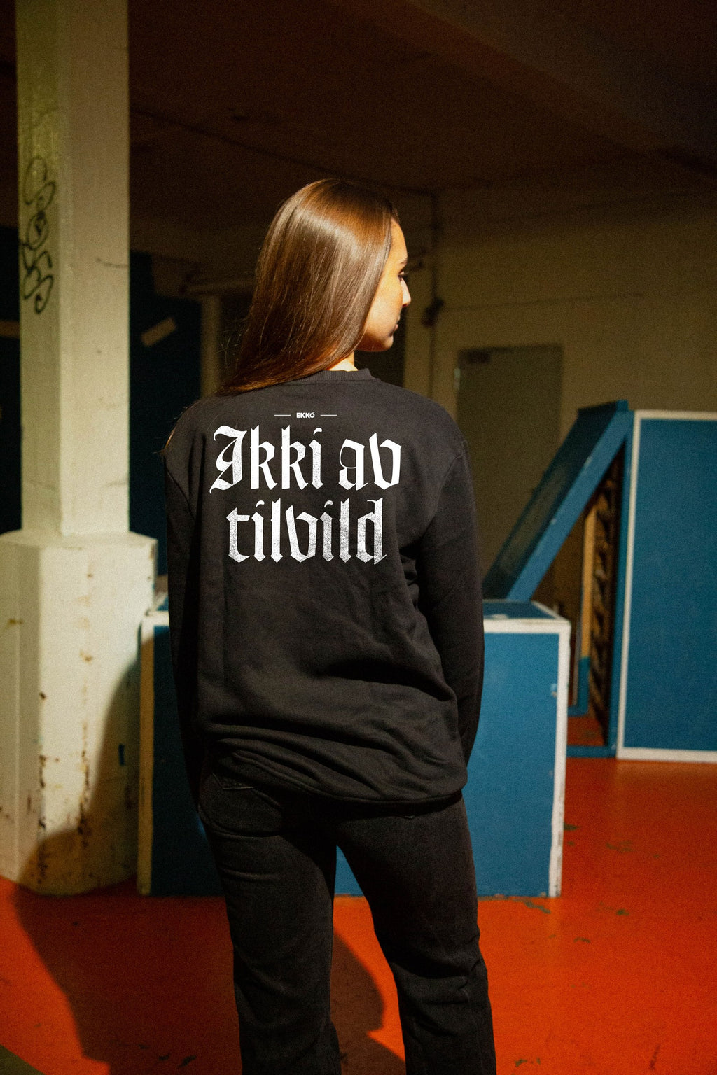 EKKÓ crewneck sweatshirt, svart — aftan, kvinna, prent "Ikki av tilvild"