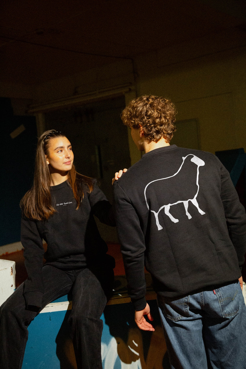 EKKÓ crewneck sweatshirt, svart — aftan, tvey saman, prent "Eg var tann eini."