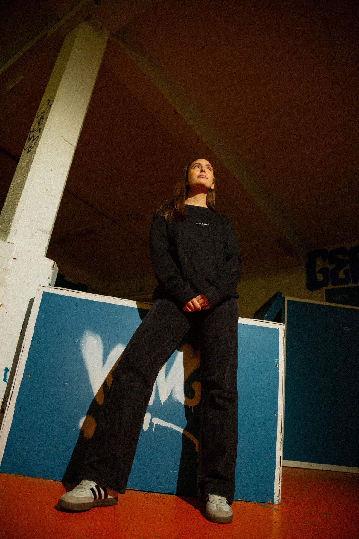 EKKÓ crewneck sweatshirt, svart — framman, heil mynd, prent "Eg var tann eini."