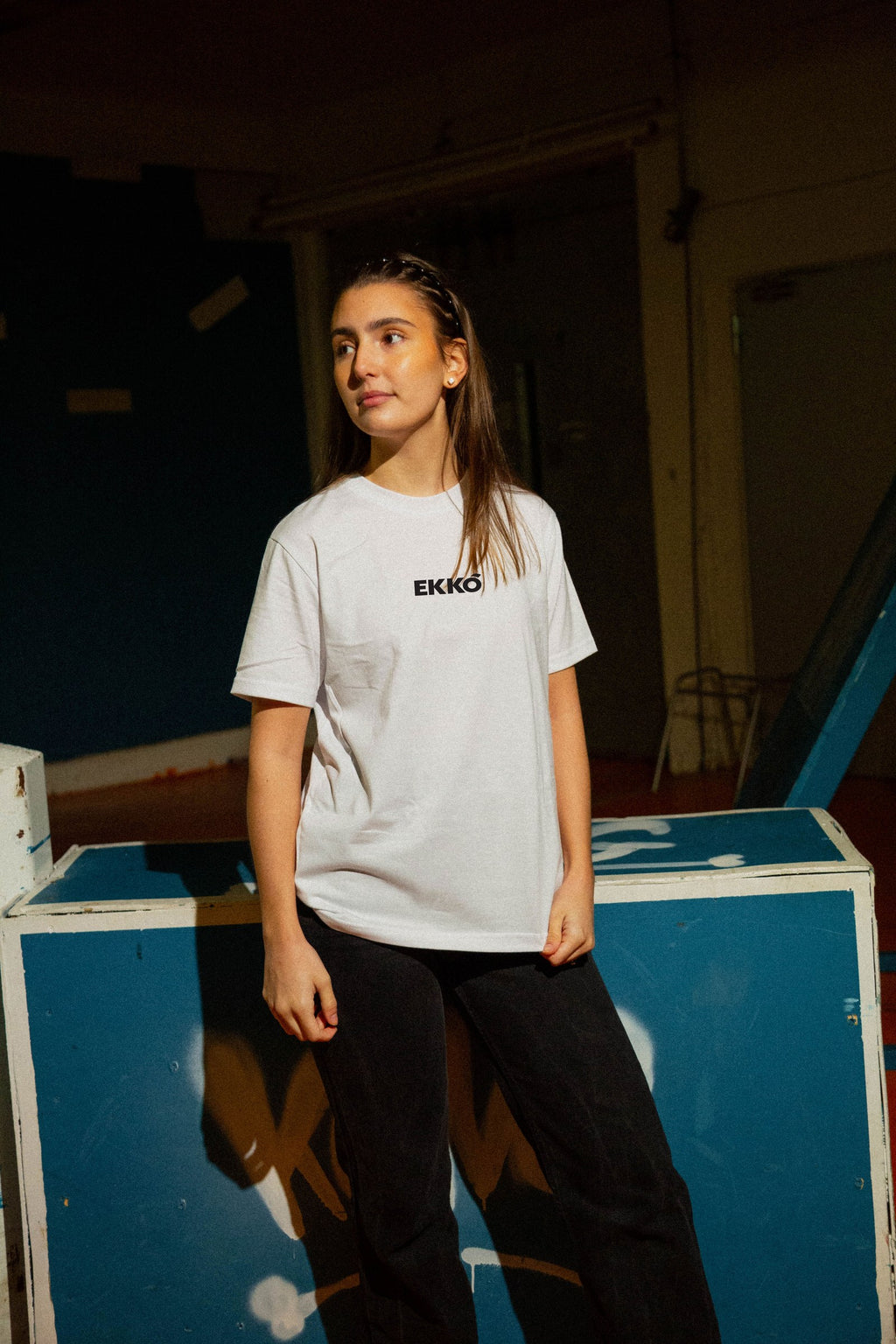 EKKÓ regular-fit t-shirt, hvítt — framman, kvinna, prent "Ikki av tilvild"