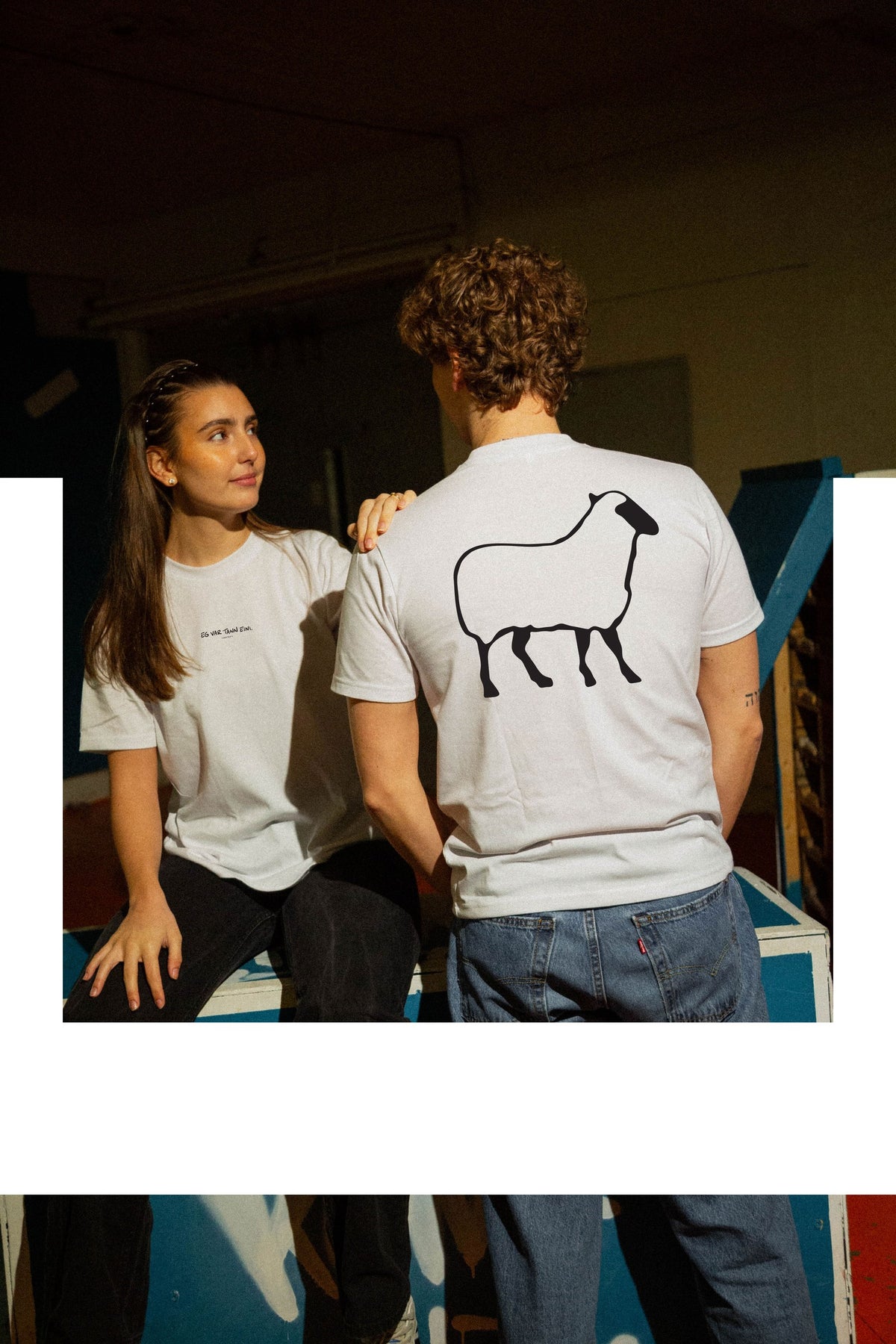 EKKÓ regular-fit t-shirt, hvítt — aftan, tvey saman, prent "Eg var tann eini."