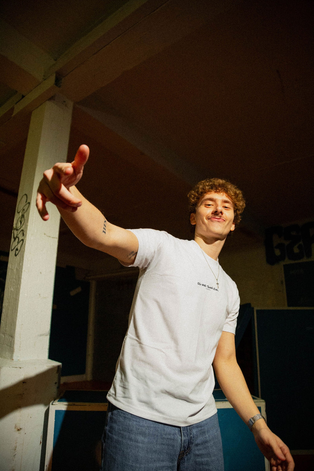 EKKÓ regular-fit t-shirt, hvítt — framman, maður, armur upp, prent "Eg var tann eini."