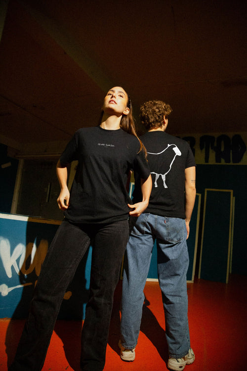 EKKÓ regular-fit t-shirt, svart — aftan, tvey saman, prent "Eg var tann eini."