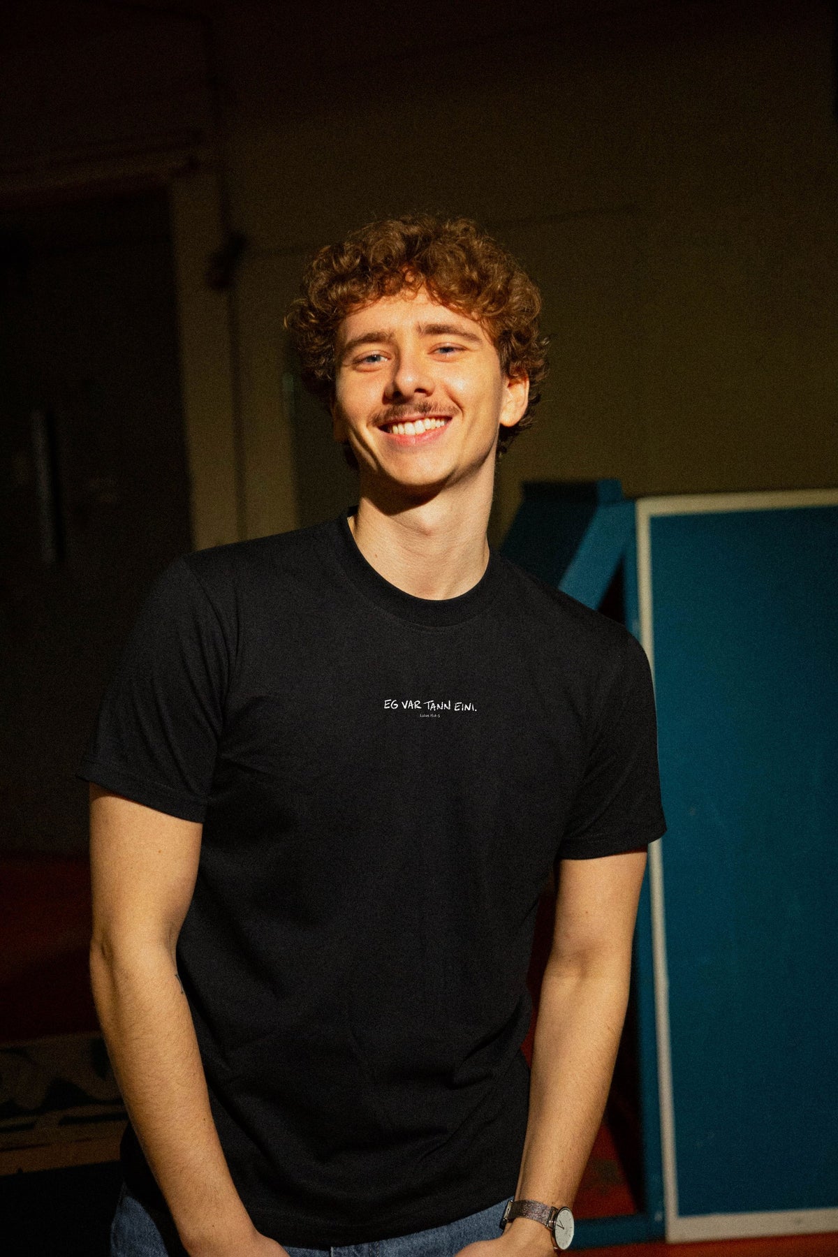 EKKÓ regular-fit t-shirt, svart — framman, nærmynd, prent "Eg var tann eini."